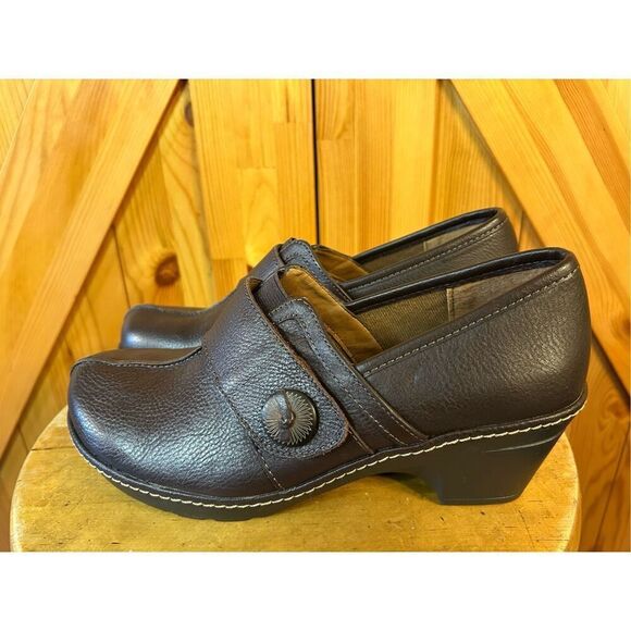 Sofft Euro Soft Womens Leather Clogs Button Detail Brown Sz 9.5M - Picture 1 of 8